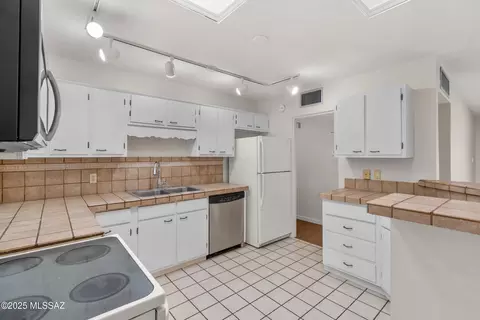 Kitchen - 4858 E Cooper St, Tucson, AZ 85711 photo 1 of 3