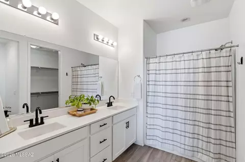 Bath - 12028 Ryscott Cir, Vail, AZ 85641 photo 1 of 4