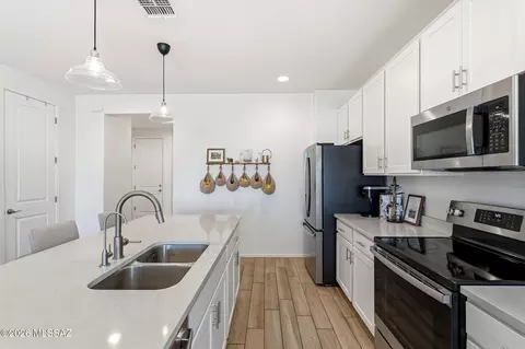 Kitchen - 12028 Ryscott Cir, Vail, AZ 85641 photo 6 of 7