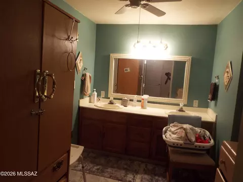 Bath - 3033 E Coconino Vis, Tucson, AZ 85713 photo 2 of 3