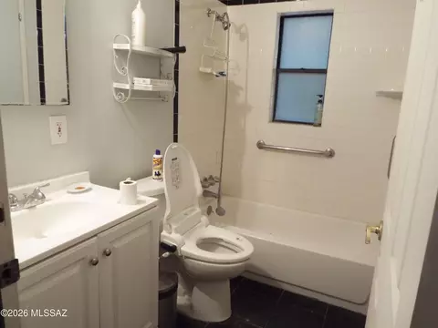 Bath - 3033 E Coconino Vis, Tucson, AZ 85713 photo 1 of 3