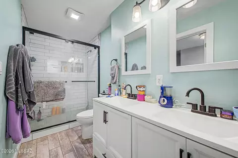 Bath - 1172 E Allen Rd, Tucson, AZ 85719 photo 2 of 3