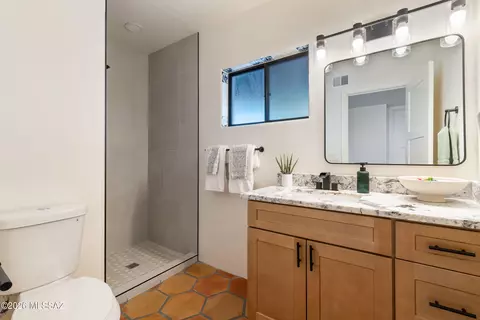 Bath - 8951 E Summer Trl, Tucson, AZ 85749 photo 4 of 5