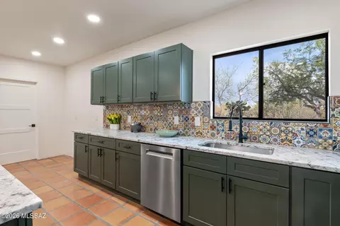 Kitchen - 8951 E Summer Trl, Tucson, AZ 85749 photo 3 of 5