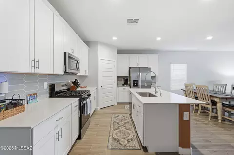Kitchen - 14013 E Crotalus Way, Vail, AZ 85641 photo 4 of 4