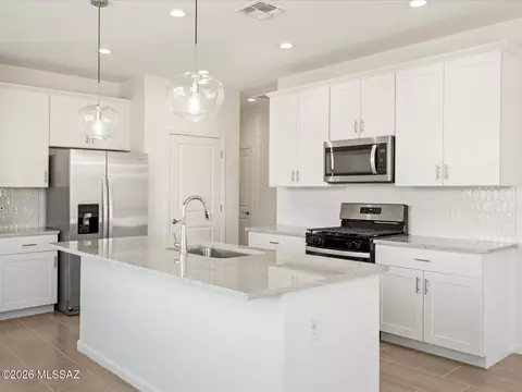 Kitchen - 12713 E Caden Dr, Vail, AZ 85641 photo 3 of 6