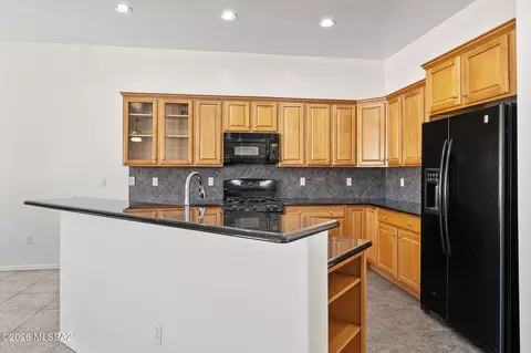 Kitchen - 1053 S Seldon Pl, Vail, AZ 85641 photo 3 of 6