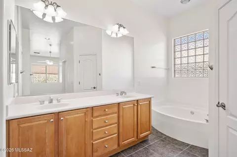 Bath - 1053 S Seldon Pl, Vail, AZ 85641 photo 1 of 3
