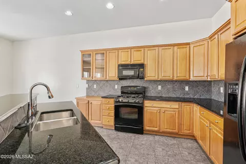 Kitchen - 1053 S Seldon Pl, Vail, AZ 85641 photo 4 of 6
