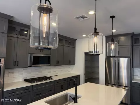12090 N Shore Cliff Dr, Oro Valley, AZ 85737