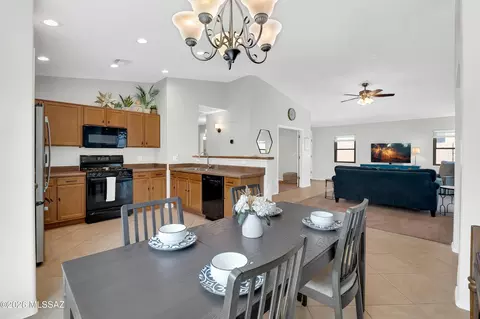 Dining - 8806 E Chimney Spg, Tucson, AZ 85747 photo 4 of 5