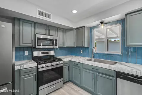 Kitchen - 8534 E Ruby Dr, Tucson, AZ 85730 photo 2 of 4