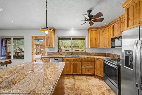 Kitchen - 11141 E Quick Draw Pl, Tucson, AZ 85749 photo 5 of 8