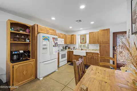 Kitchen - 11141 E Quick Draw Pl, Tucson, AZ 85749 photo 7 of 8