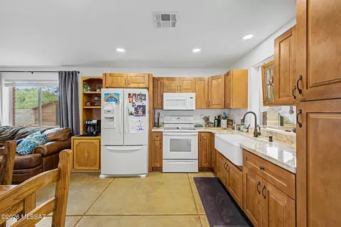 Kitchen - 11141 E Quick Draw Pl, Tucson, AZ 85749 photo 8 of 8