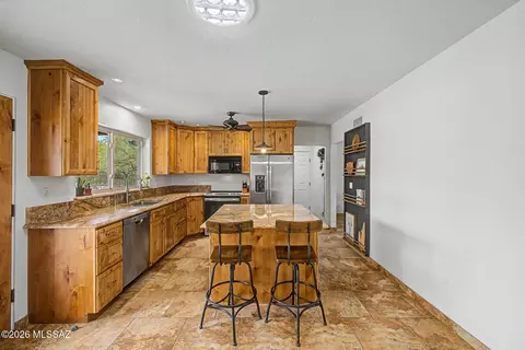 Kitchen - 11141 E Quick Draw Pl, Tucson, AZ 85749 photo 2 of 8