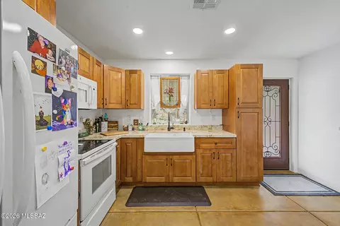 Kitchen - 11141 E Quick Draw Pl, Tucson, AZ 85749 photo 6 of 8