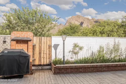 10136 N Valle Del Oro Dr, Tucson, AZ 85737