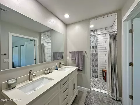 Bath - 8180 E Rawhide Trl, Tucson, AZ 85750 photo 3 of 9