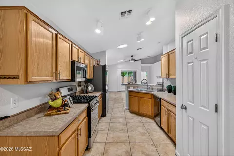 Kitchen - 9685 E Belasco Loop, Tucson, AZ 85748 photo 3 of 4