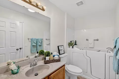 Bath - 9685 E Belasco Loop, Tucson, AZ 85748 photo 1 of 3