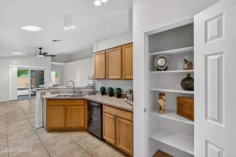 Kitchen - 9685 E Belasco Loop, Tucson, AZ 85748 photo 4 of 4