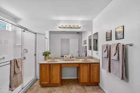 Bath - 9685 E Belasco Loop, Tucson, AZ 85748 photo 2 of 3