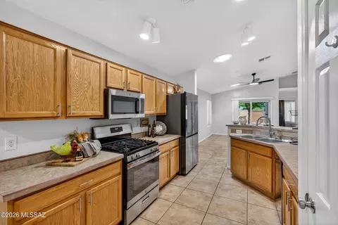Kitchen - 9685 E Belasco Loop, Tucson, AZ 85748 photo 2 of 4