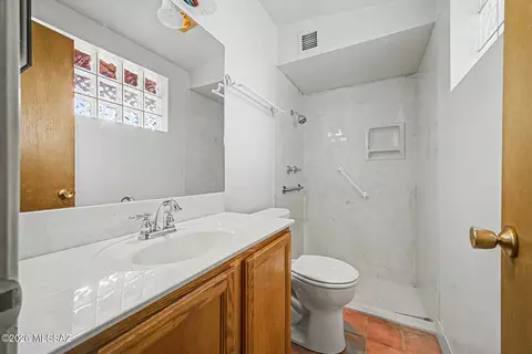 Bath - 7118 Eli Pl, Tucson, AZ 85710 photo 1 of 3