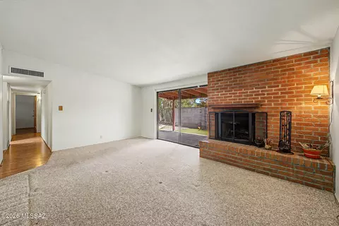 Living - 7118 Eli Pl, Tucson, AZ 85710 photo 3 of 9