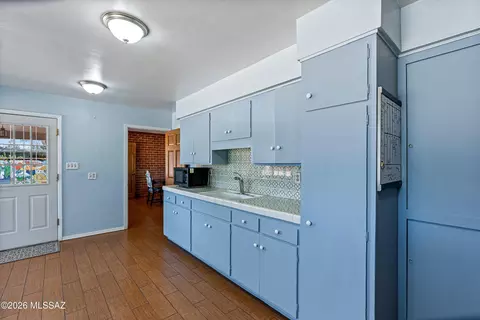 Kitchen - 2107 E Lind Rd, Tucson, AZ 85719 photo 4 of 5