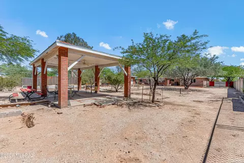 Exterior - 2107 E Lind Rd, Tucson, AZ 85719 photo 6 of 8