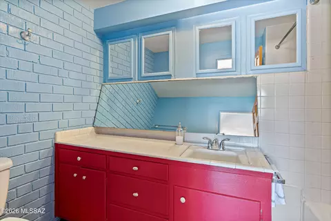 Bath - 2107 E Lind Rd, Tucson, AZ 85719 photo 1 of 6