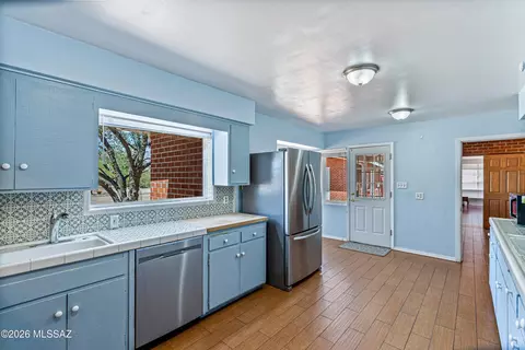Kitchen - 2107 E Lind Rd, Tucson, AZ 85719 photo 3 of 5