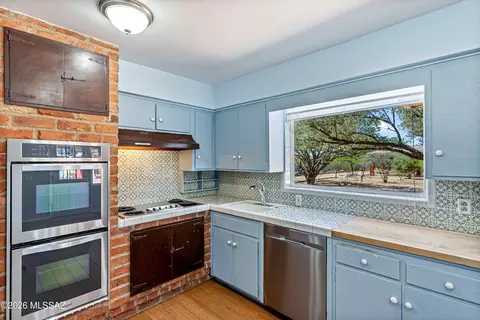 Kitchen - 2107 E Lind Rd, Tucson, AZ 85719 photo 5 of 5