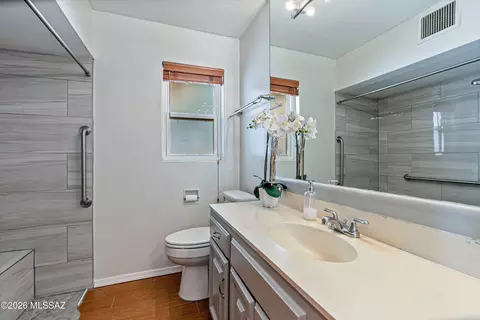 Bath - 2107 E Lind Rd, Tucson, AZ 85719 photo 4 of 6