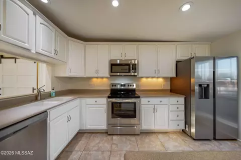 Kitchen - 9529 E Harrison Cir, Tucson, AZ 85748 photo 6 of 7