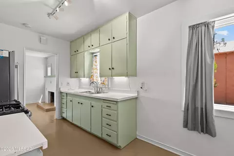 Kitchen - 1610 E Hampton St, Tucson, AZ 85719 photo 3 of 4
