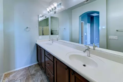 Bath - 13991 E Cheavront Loop, Vail, AZ 85641 photo 2 of 3