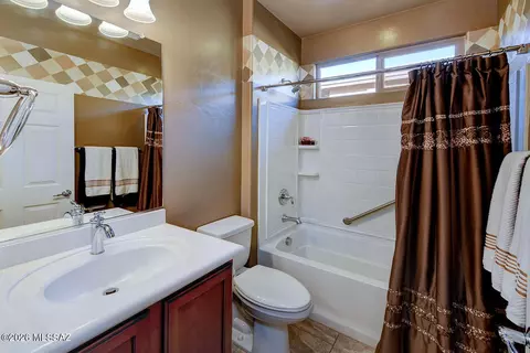 Bath - 13991 E Cheavront Loop, Vail, AZ 85641 photo 3 of 3