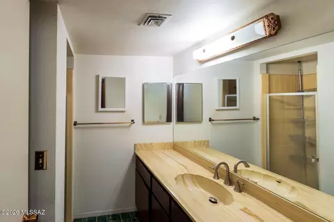 Bath - 4601 E Coronado Dr, Tucson, AZ 85718 photo 2 of 3
