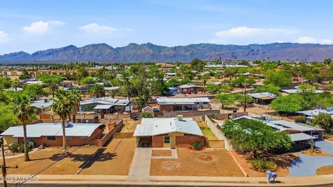 View/Area - 8041 E Julia St, Tucson, AZ 85710 photo 2 of 5