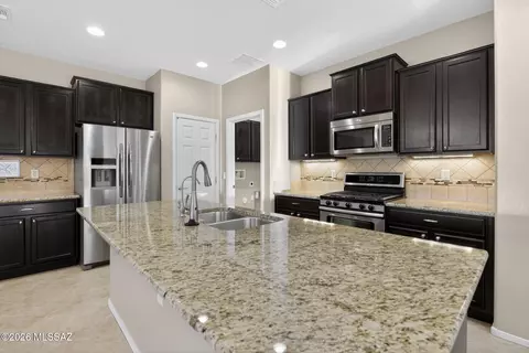 Kitchen - 14041 E Stanhope Blvd, Vail, AZ 85641 photo 3 of 7
