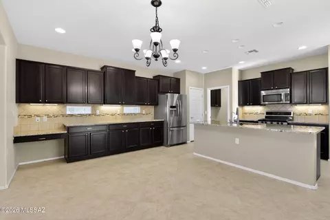 Kitchen - 14041 E Stanhope Blvd, Vail, AZ 85641 photo 2 of 7