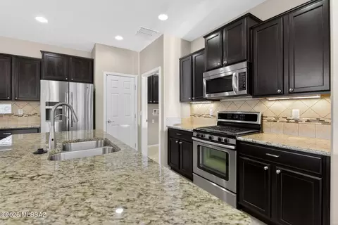 Kitchen - 14041 E Stanhope Blvd, Vail, AZ 85641 photo 4 of 7