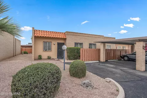896 S Pantano Rd, Tucson, AZ 85710