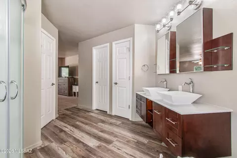 Bath - 9133 E Dawn Post Rd, Tucson, AZ 85749 photo 2 of 6