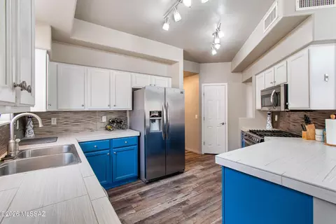Kitchen - 9133 E Dawn Post Rd, Tucson, AZ 85749 photo 2 of 6