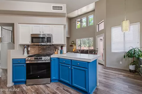 Kitchen - 9133 E Dawn Post Rd, Tucson, AZ 85749 photo 4 of 6