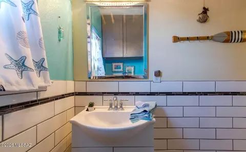 Bath - 1320 E Hampton St, Tucson, AZ 85719 photo 2 of 5